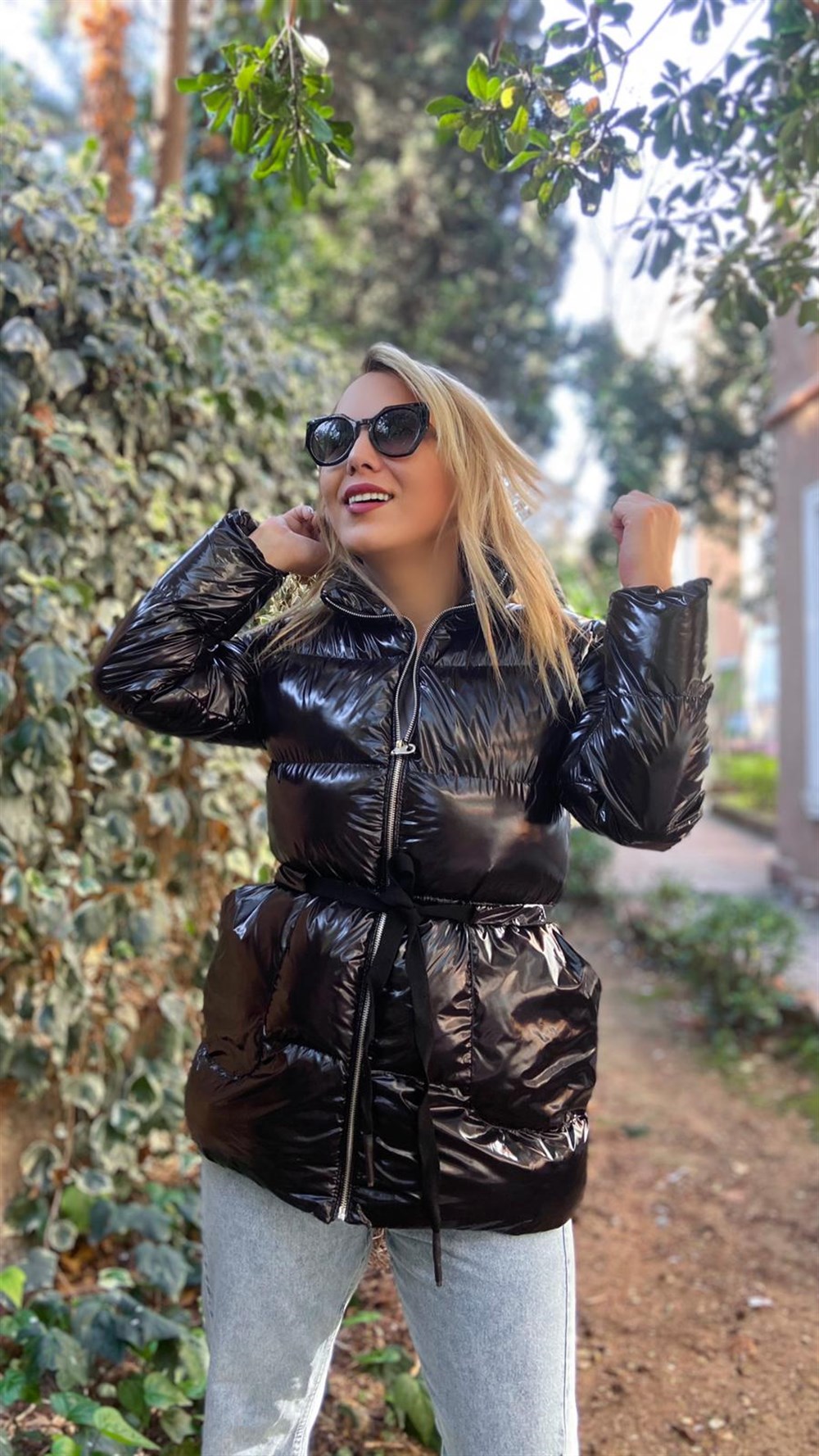 Parlak beli büzgülü Mont