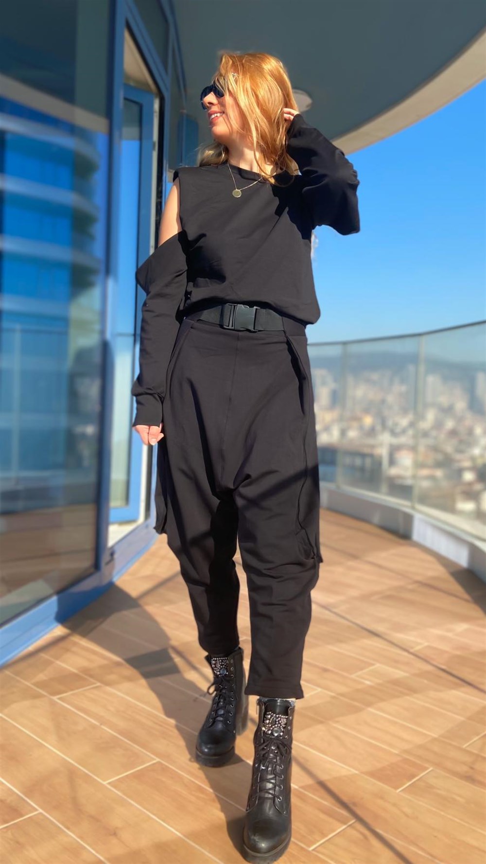 Vatkalı Omzu Açık Bluz