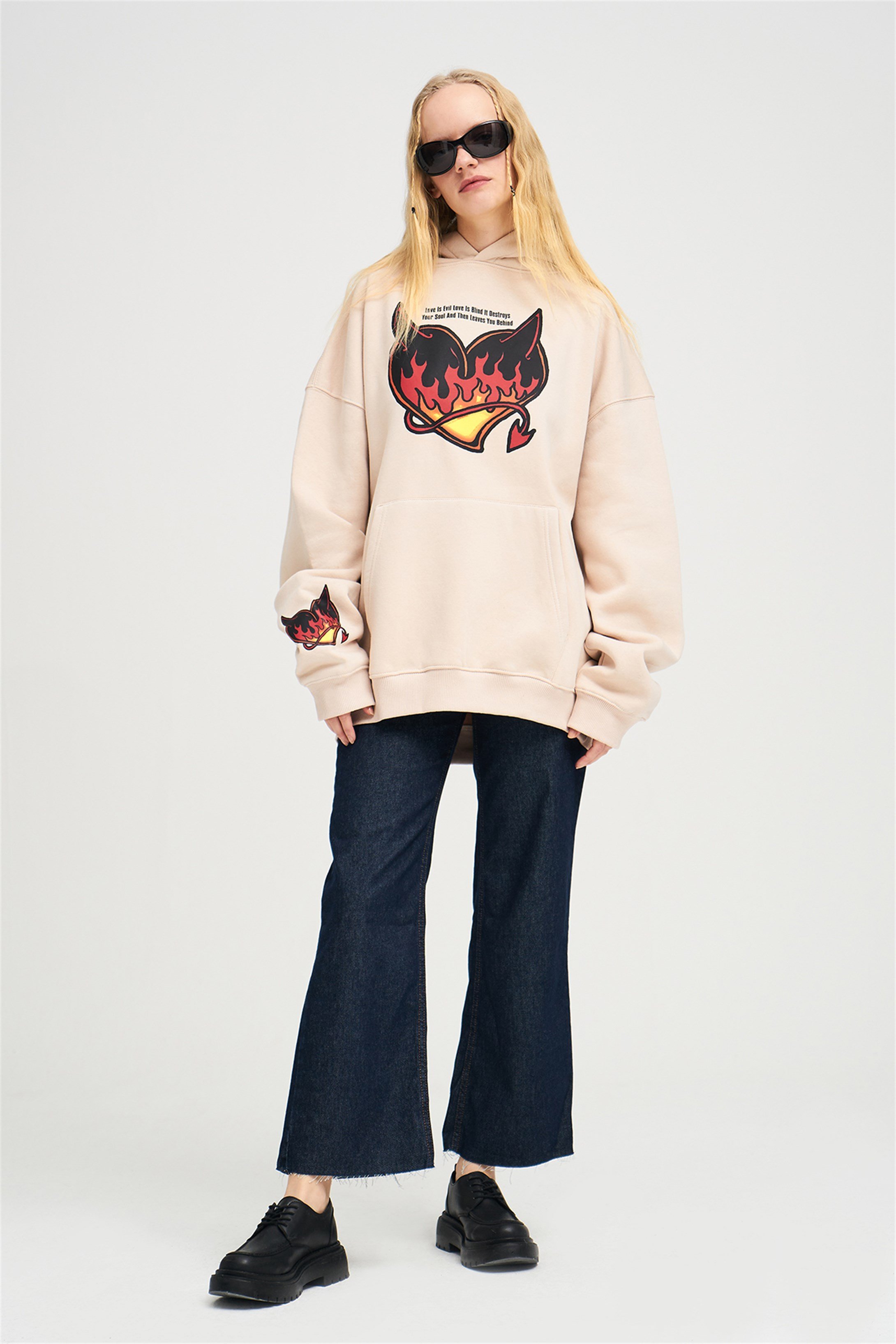 Trendiz Unisex Love İs Evil Sweatshirt Taş
