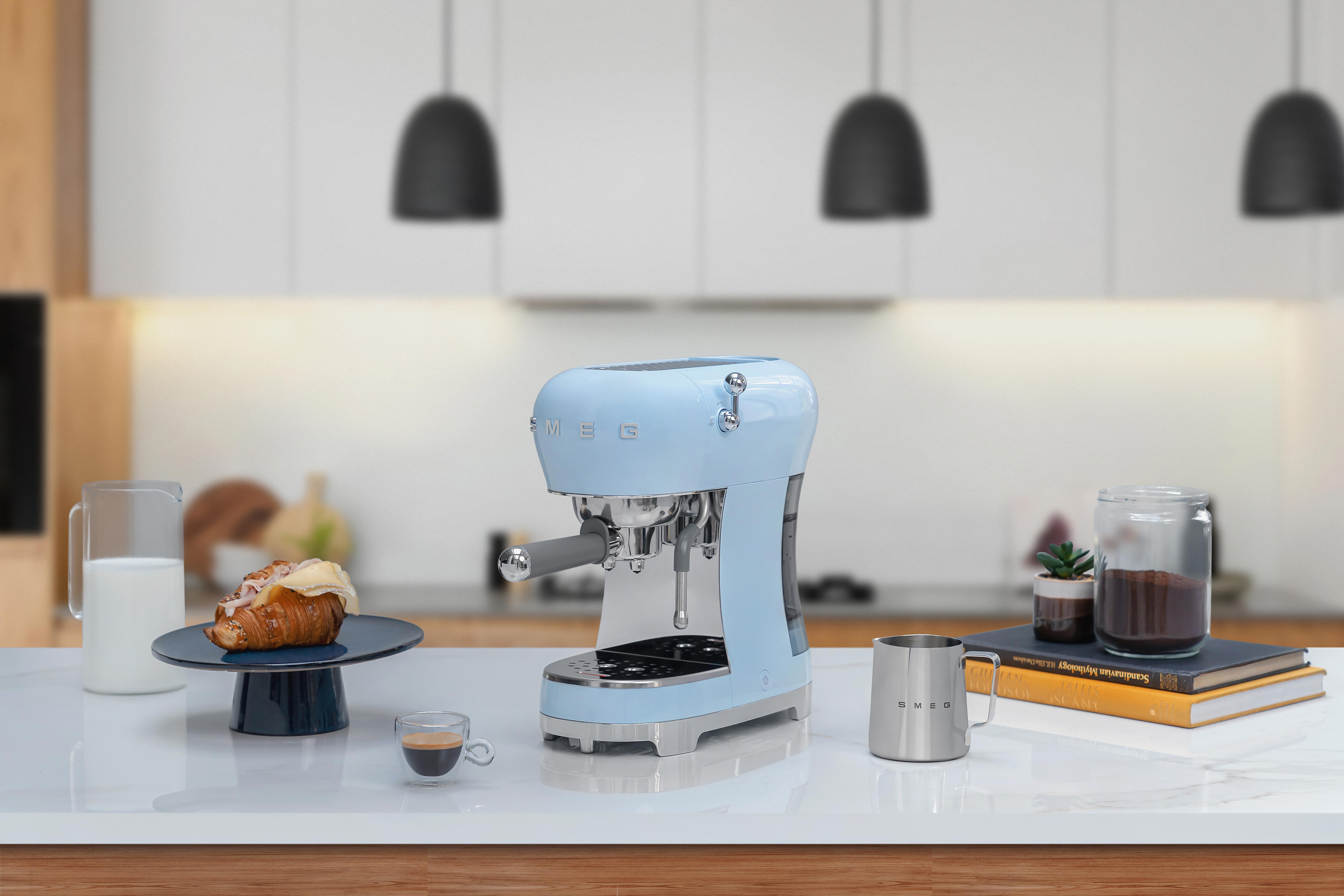 SMEG ECF02PBEU STANDART MANUEL ESPRESSO MAKİNASI PASTEL MAVİ