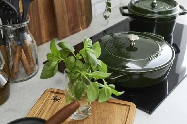 Staub 24cm Demir Döküm Sote Tenceresi Chistera Yağmur Efektli Kapaklı Fesleğen - 405114790