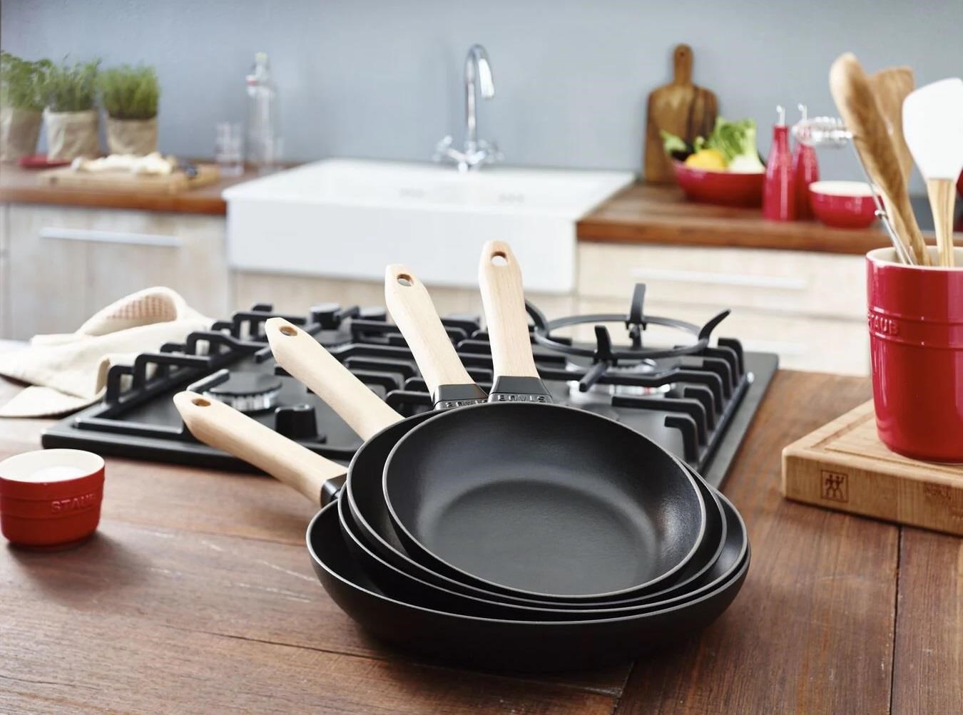 Staub 28cm Ahşap Tutacaklı Demir Döküm Kızartma Tavası - 405119530