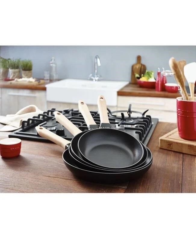 Staub 28cm Ahşap Tutacaklı Demir Döküm Kızartma Tavası - 405119530