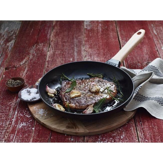Staub 28cm Ahşap Tutacaklı Demir Döküm Kızartma Tavası - 405119530