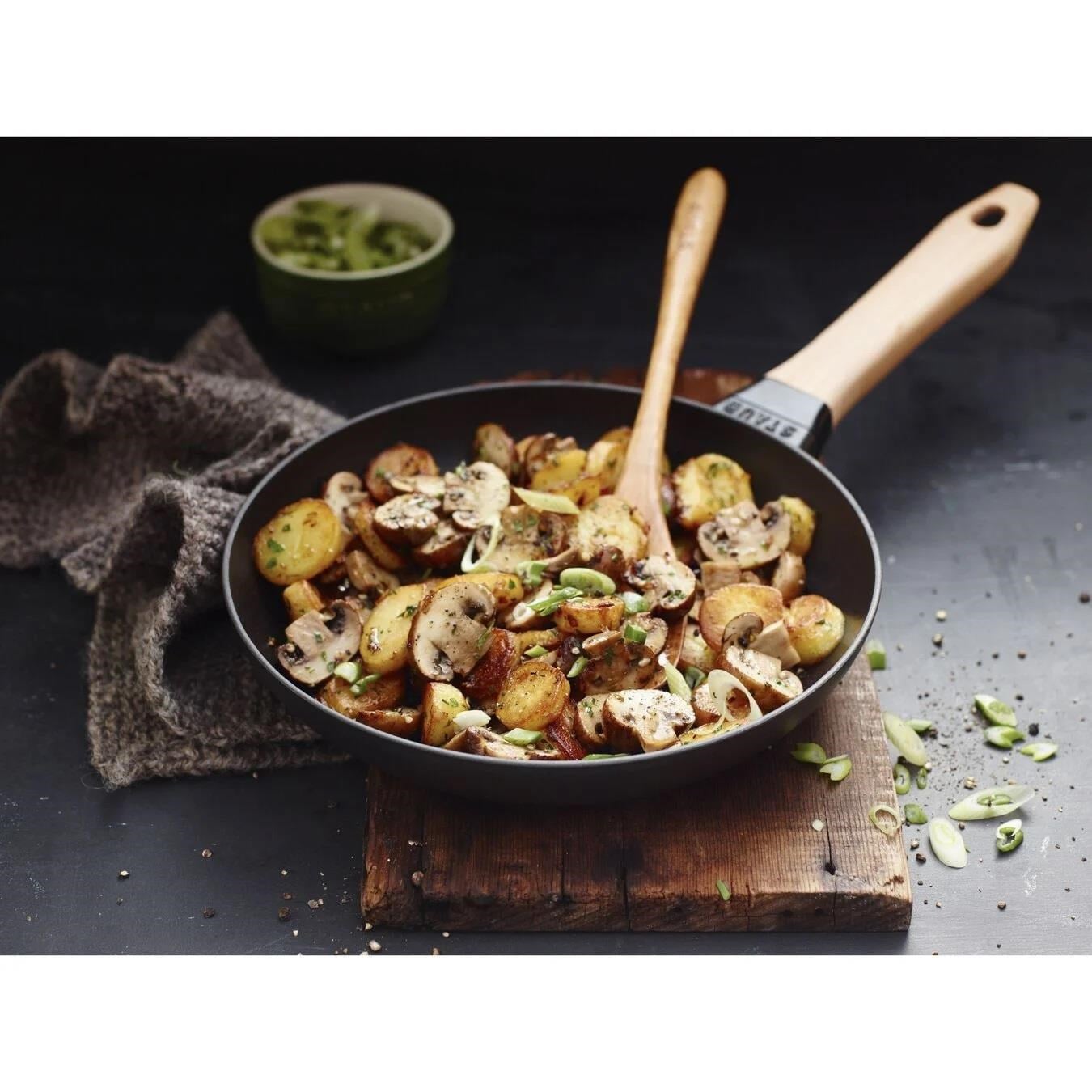 Staub Ahşap Saplı Döküm Kızartma Tavası - 405119510
