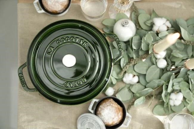 Staub La Cocotte 22cm 2,5Lt Yuvarlak Fesleğen Döküm Tencere - 405093540