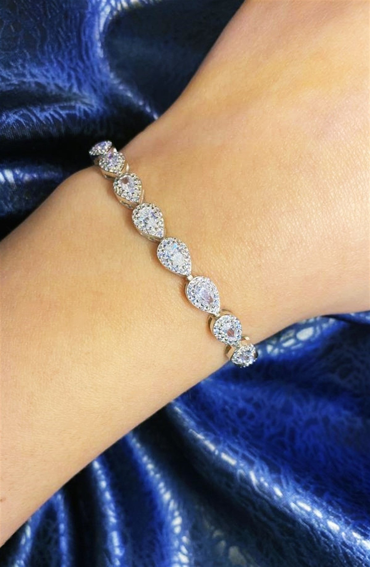 Gümüş İthal Ve Kararma Yapmaz Swarovski Taş Damla Model Su Yolu Asansör Bileklik