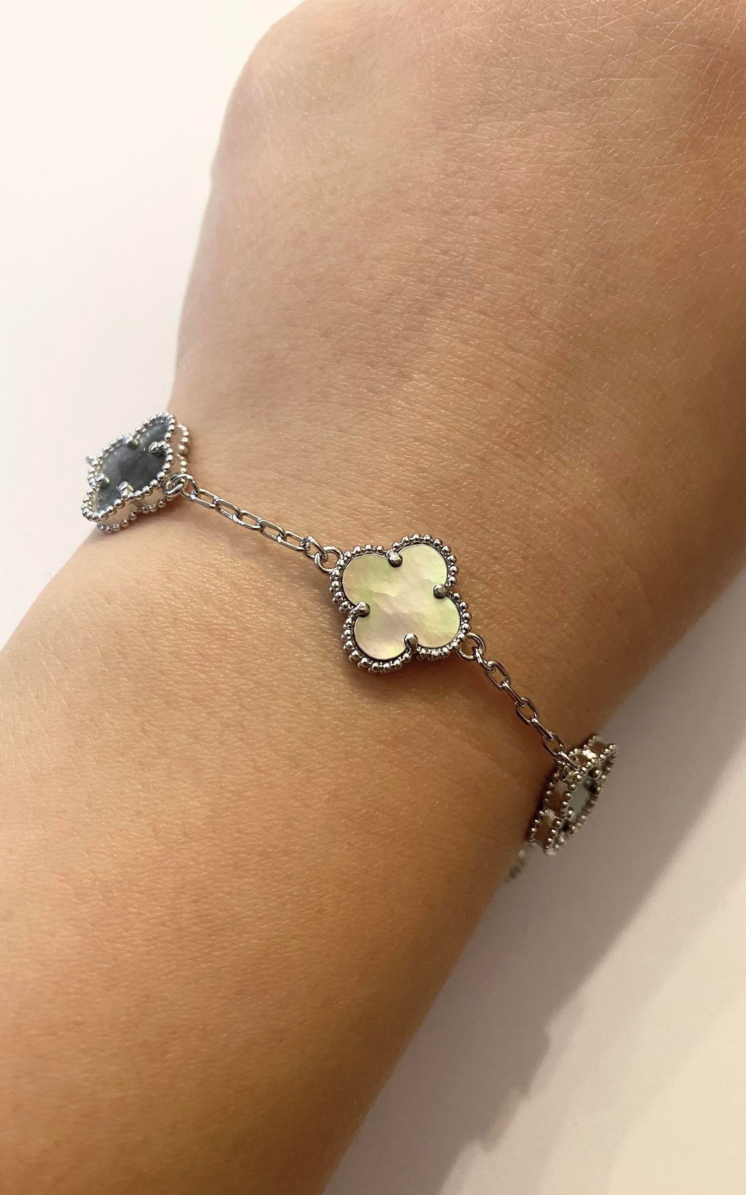 Kadın Antrasit Renk Yonca Model Çelik Bileklik