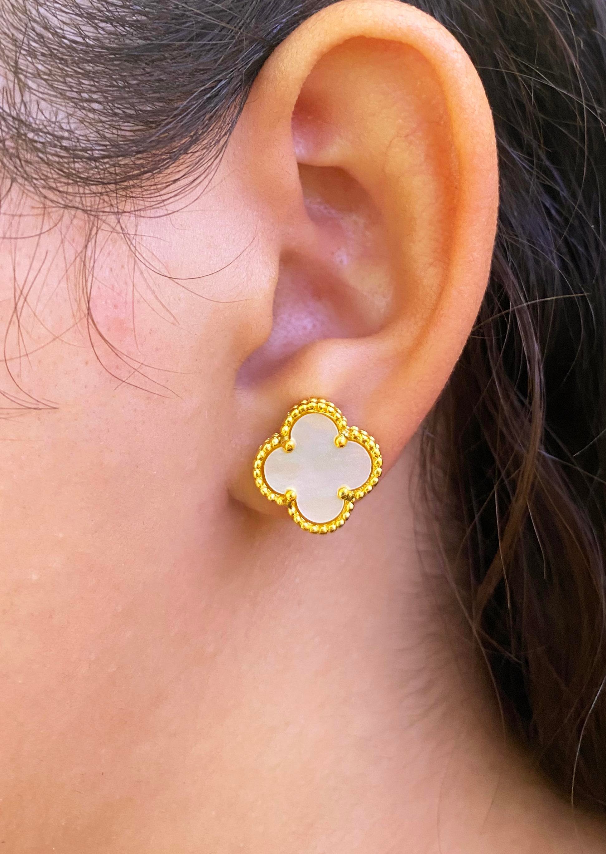 Kadın Beyaz Yonca Model Çelik Küpe