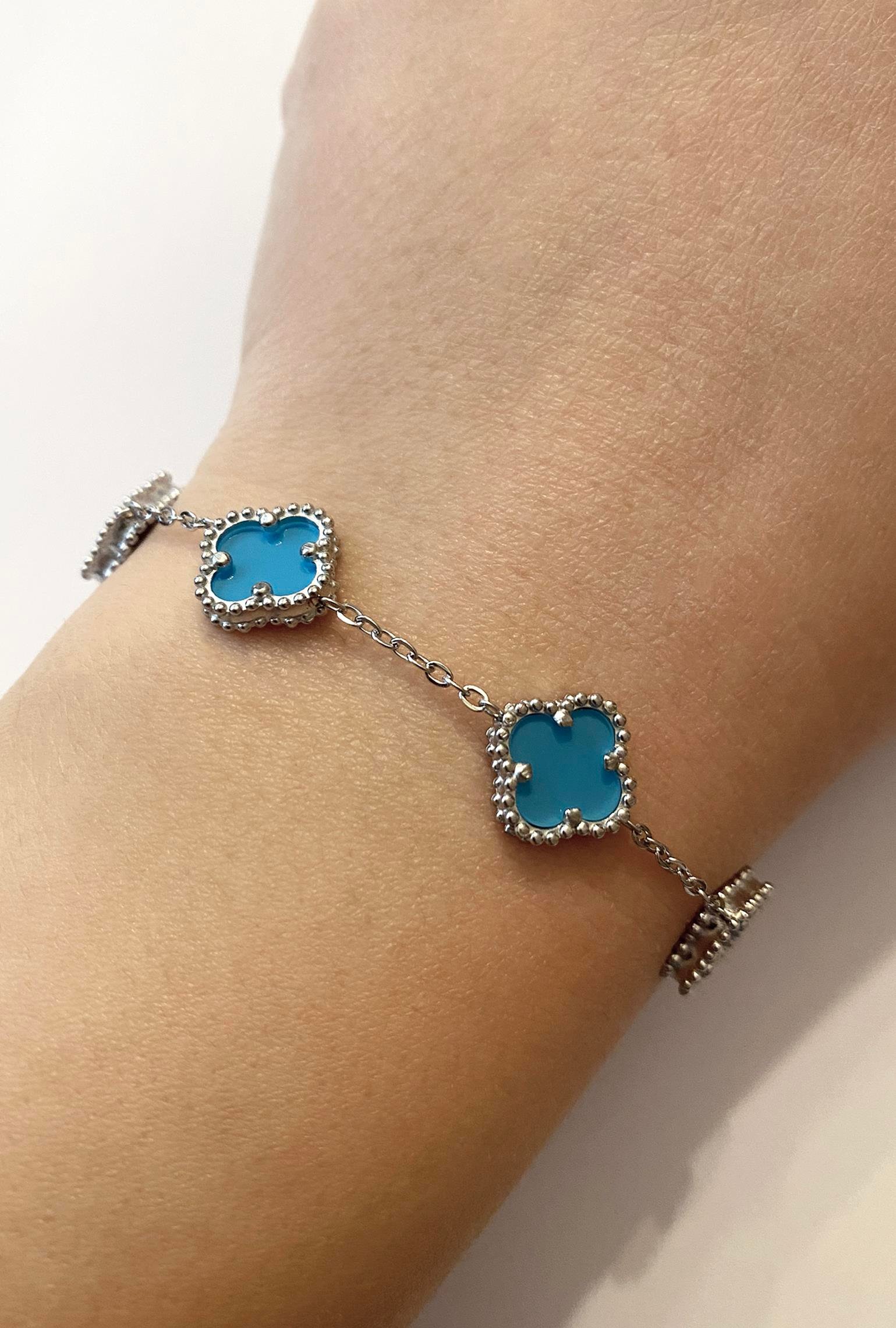 Kadın Gümüş Renk Mavi Yonca Model Çelik Bileklik 