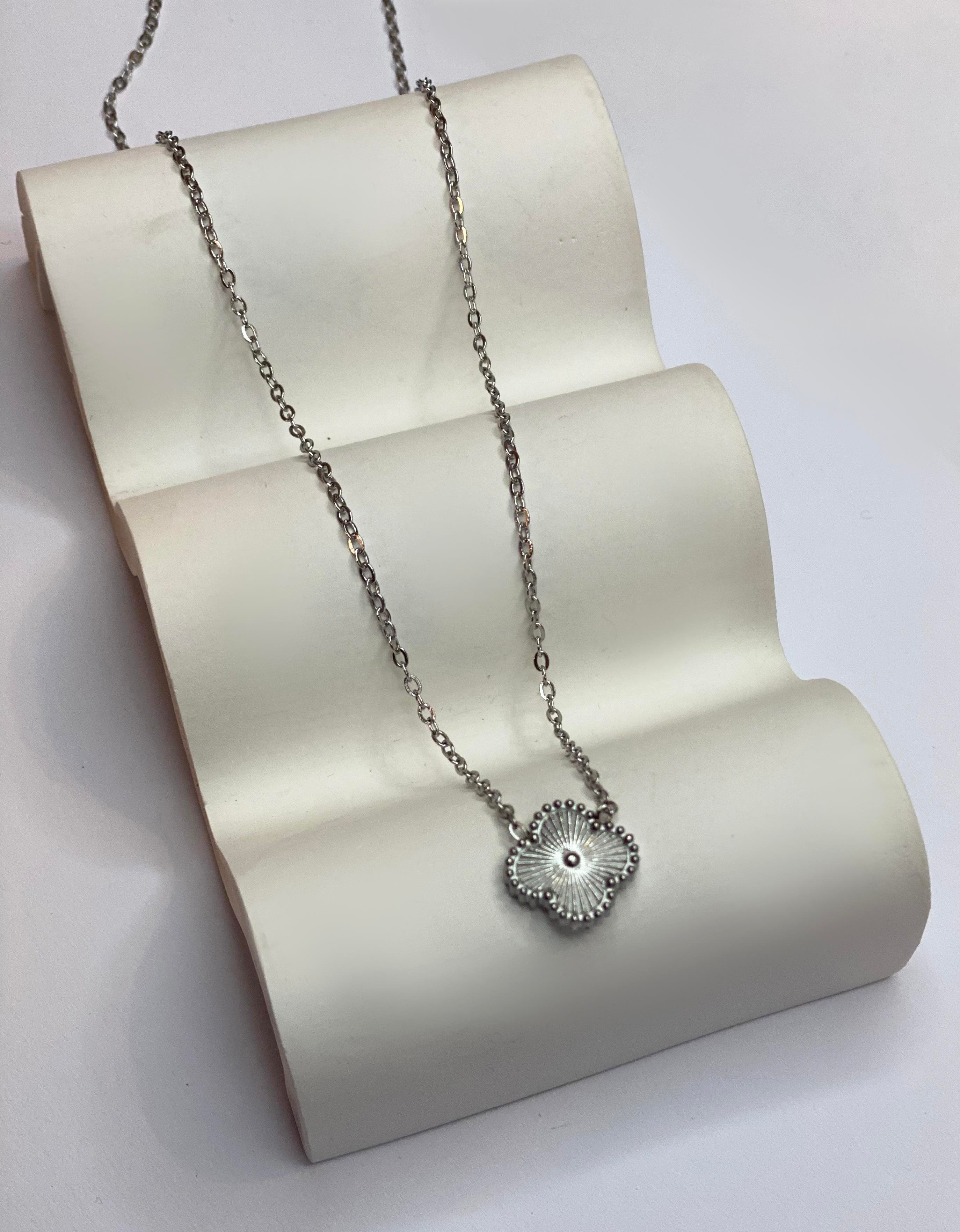 Kadın Minimal Yonca Model Çelik Kolye