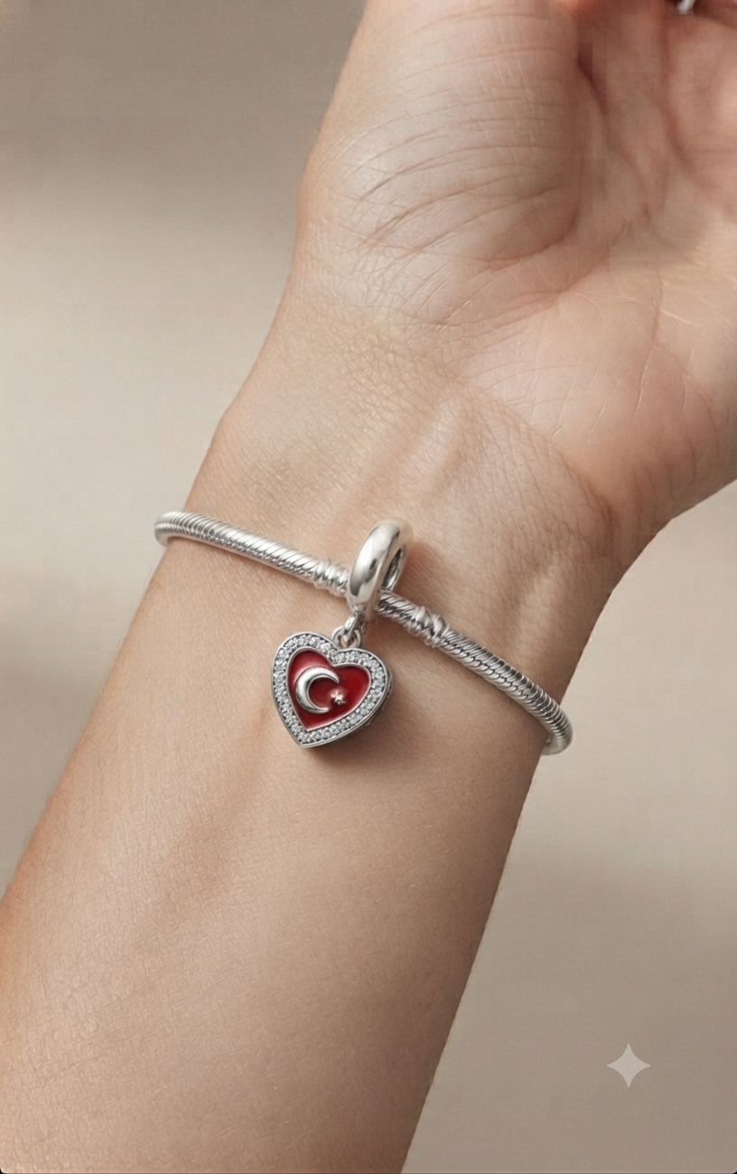 Kadın Taş Detay Sallantılı Kalp İçinde Türk Bayrağı Model Gümüş Charm