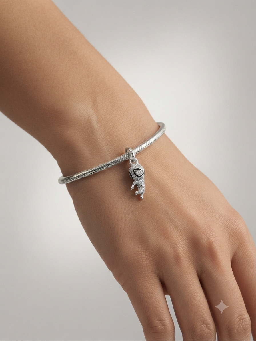 Kadın Uçan Spıderman Temalı Gümüş Charm