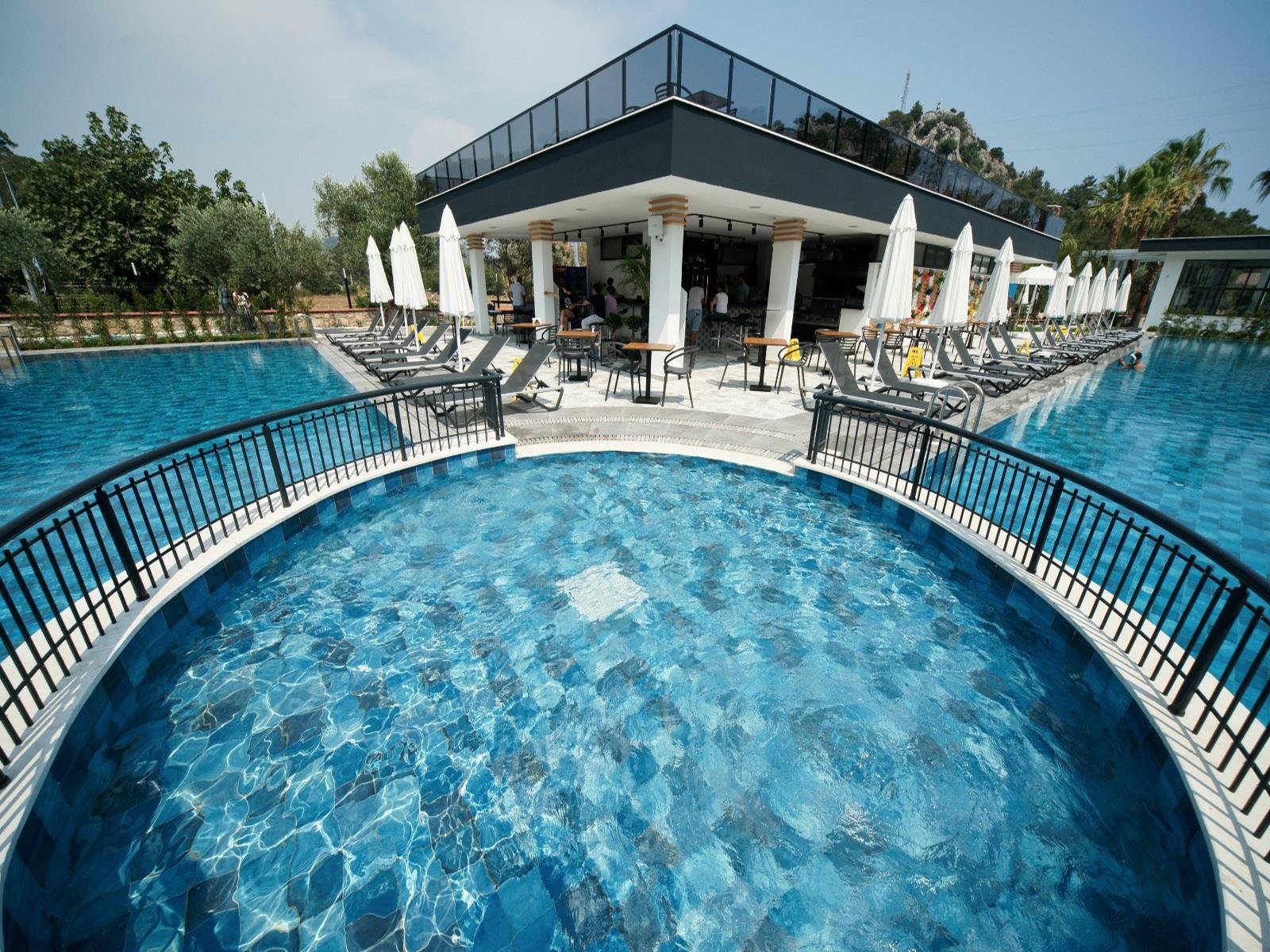 Serapool 33x66 Piazza Kobalt Rec.