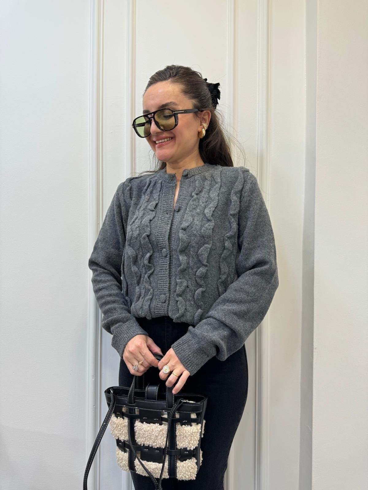 Antrasit Düğmeleri Örme Fırfır Detaylı Tasarım Triko Hırka 241118