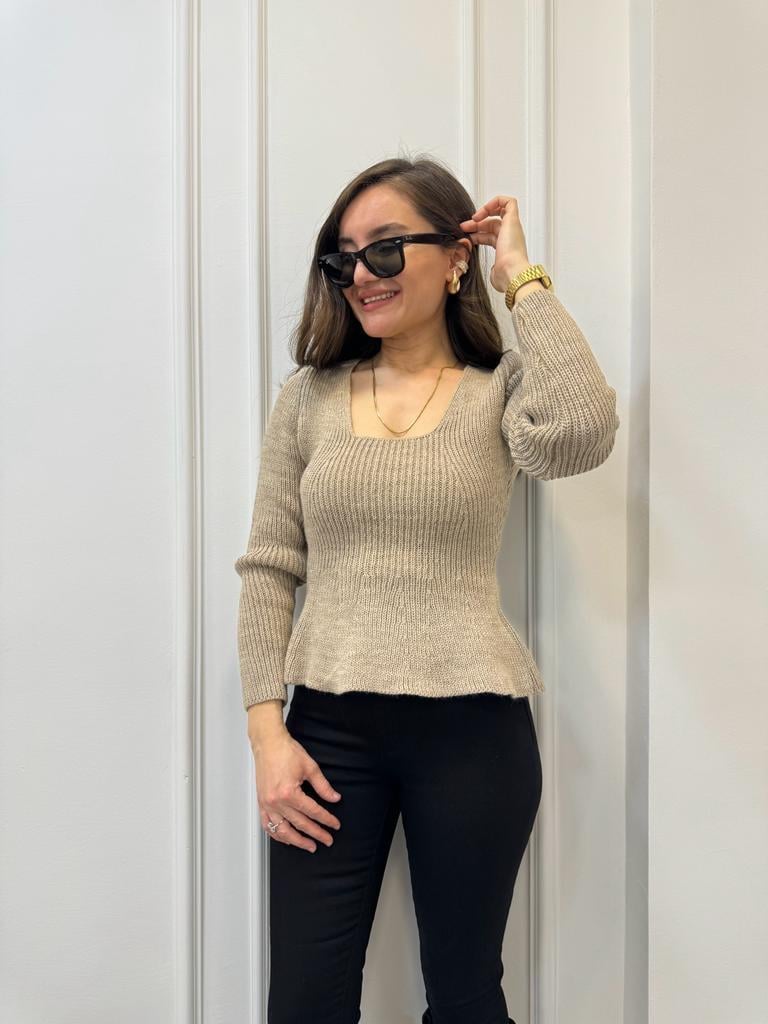 Bej Kare Yaka Altı Volanlı Bluz 1070