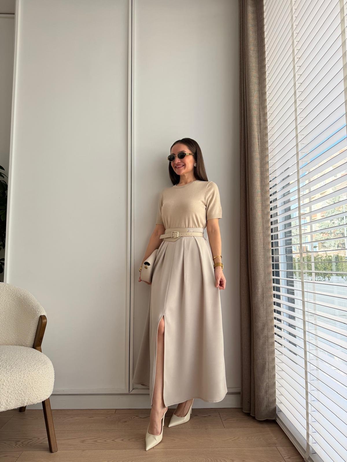 Bej Pileli Ön Yırtmaç Kemerli Etek 3376