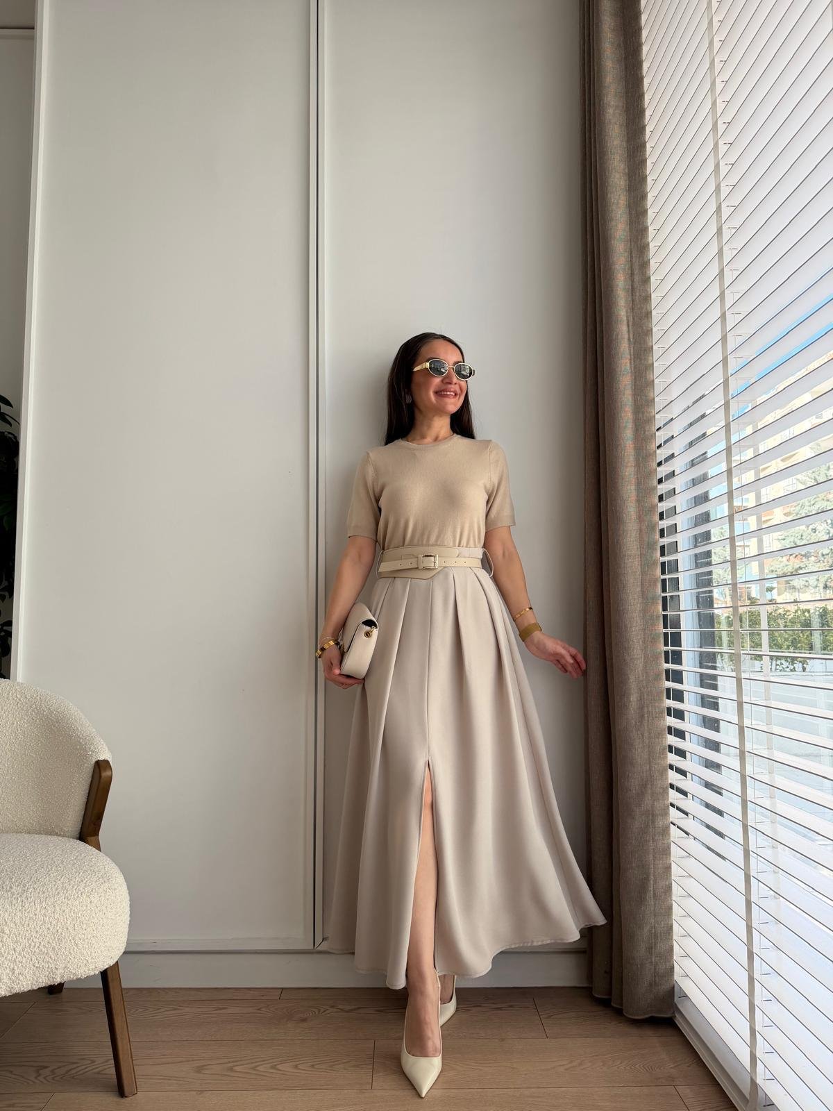 Bej Pileli Ön Yırtmaç Kemerli Etek 3376