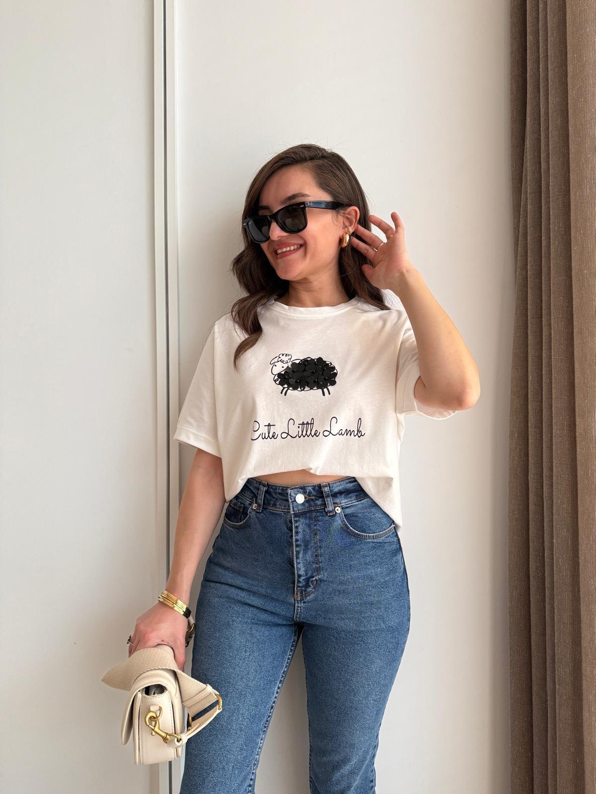 Beyaz Bisiklet Yaka Kuzu Figürlü Tshirt 29524
