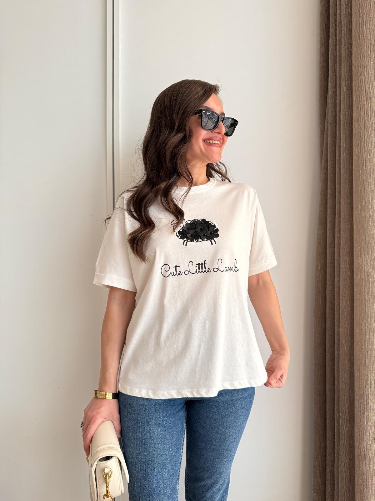 Beyaz Bisiklet Yaka Kuzu Figürlü Tshirt 29524