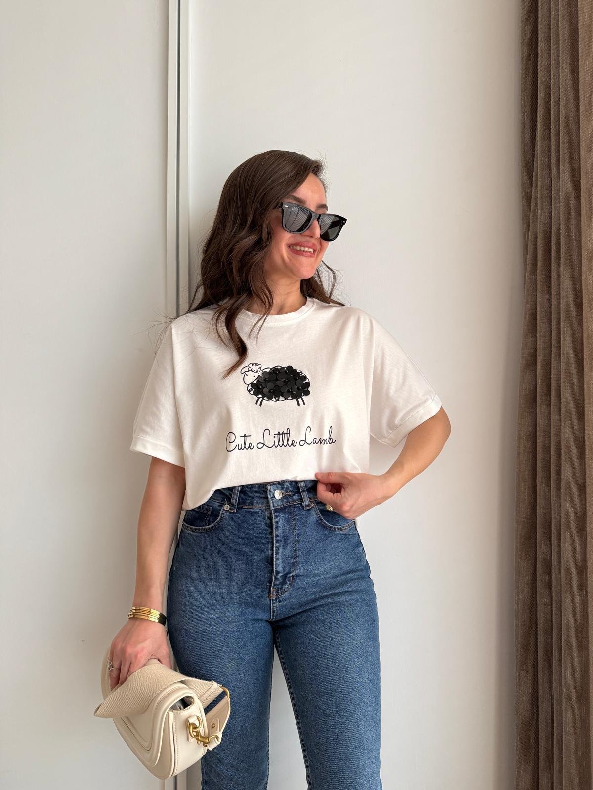 Beyaz Bisiklet Yaka Kuzu Figürlü Tshirt 29524