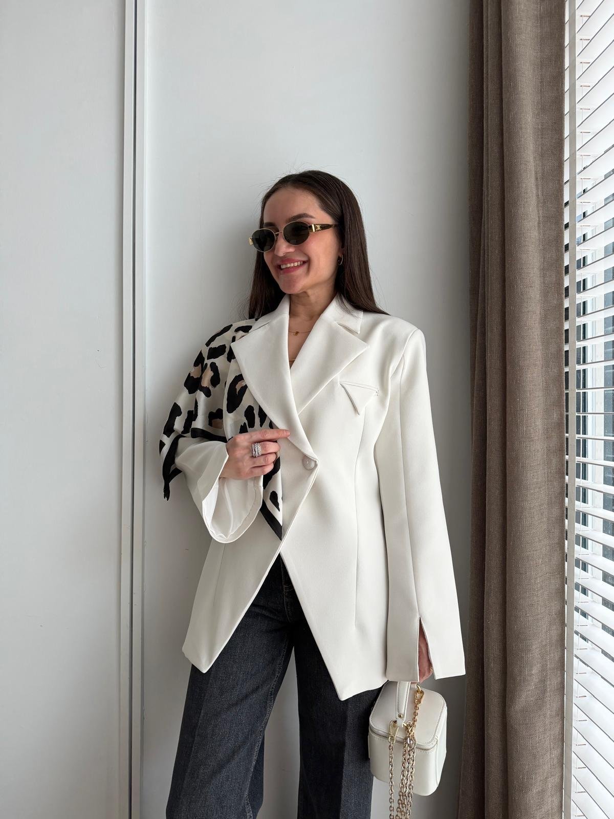 Beyaz Çapraz Düğmeli Bilek Detaylı Blazer Ceket 9703
