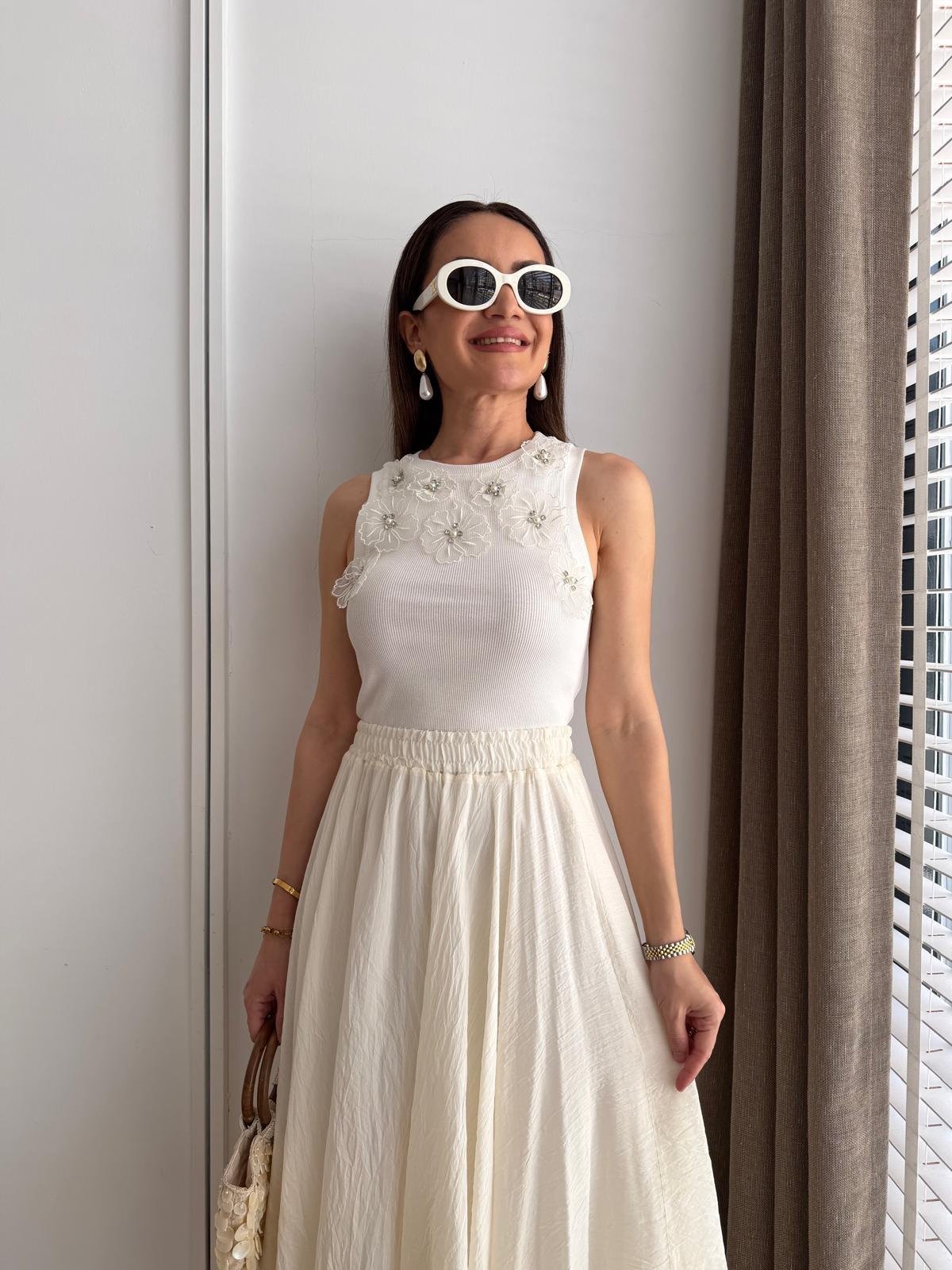 Beyaz Çiçek Aksesuarlı Fitilli Sıfır Kol Body 8217