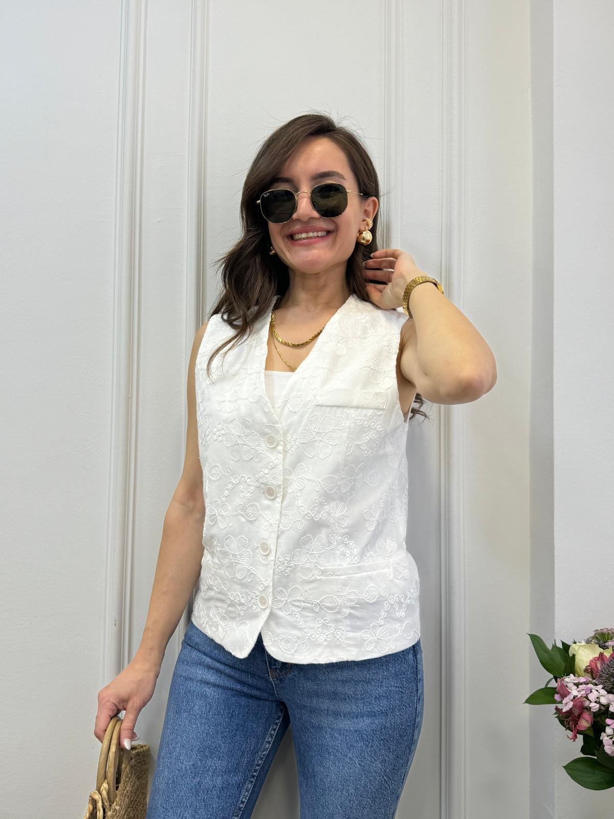 Beyaz Fisto İşlemeli Düğmeli Yelek 8906