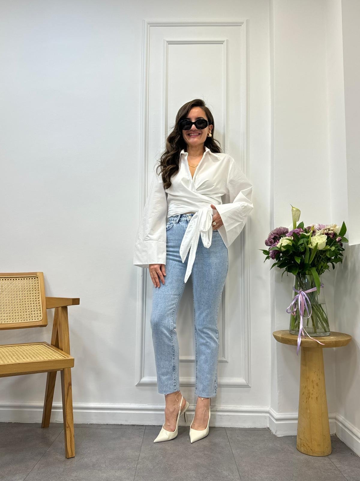 Beyaz İspanyol Kol Bağlama Detaylı Gömlek 3107