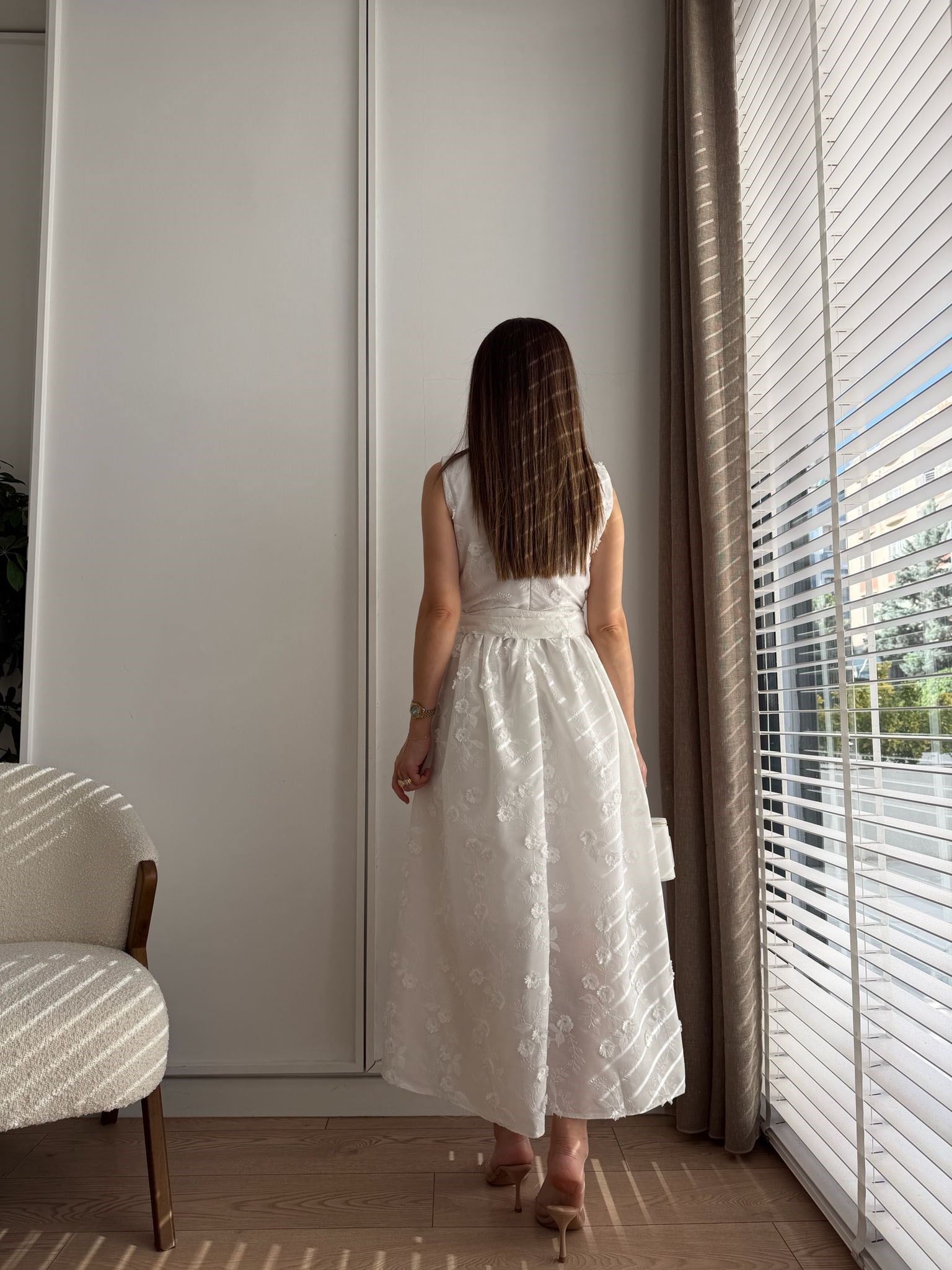Beyaz Kabartma Çiçekli Nakışlı Elbise 9596