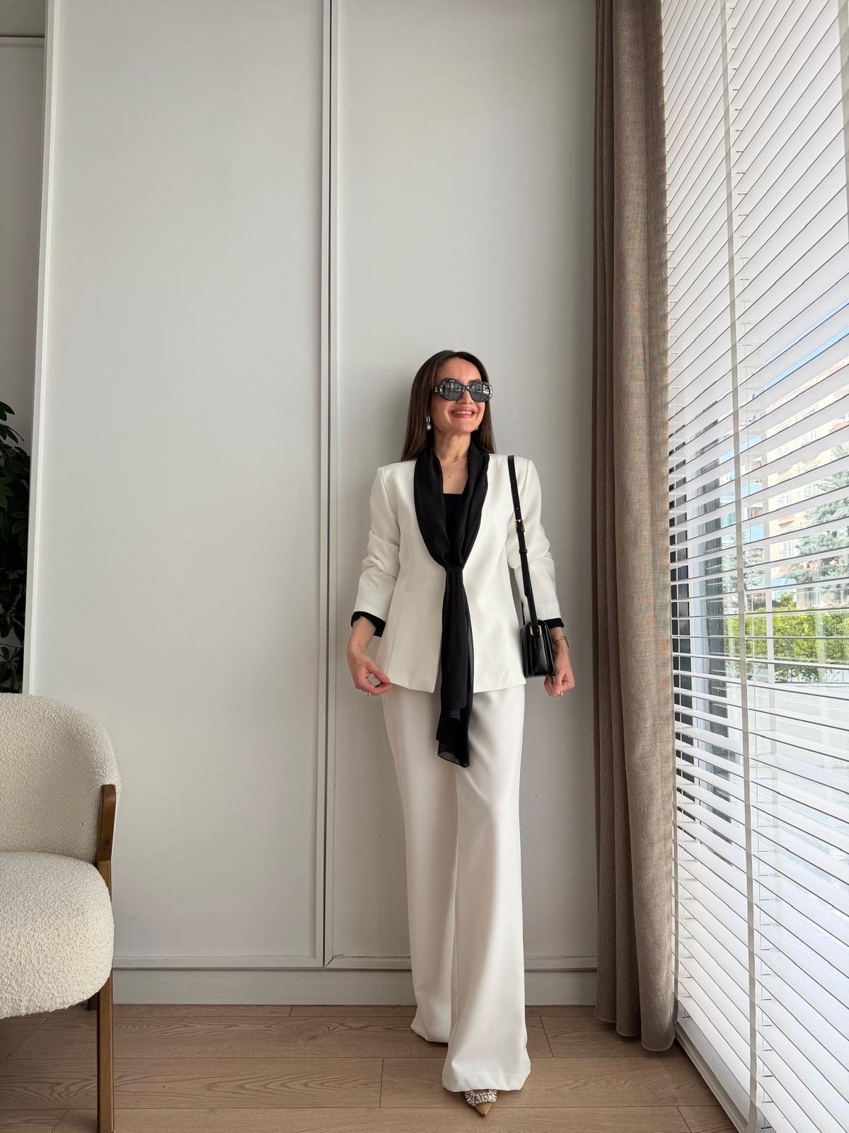 Beyaz Kendinden Fularlı Ceket Pantolon Takım 9287