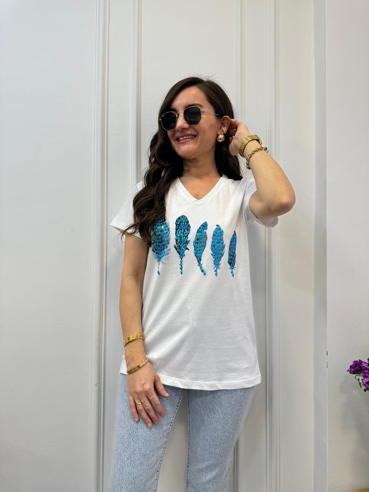 Beyaz V Yaka Mavi Tüy Pul İşlemeli Tişört 0705