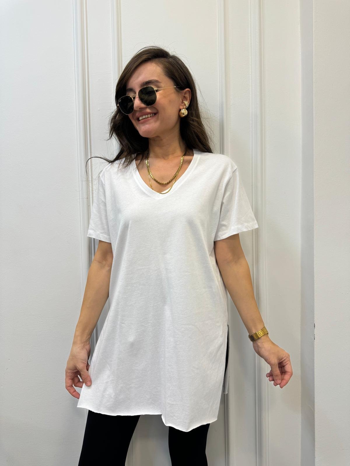 Beyaz V Yaka Yanları Yırtmaçlı Tshirt 1483
