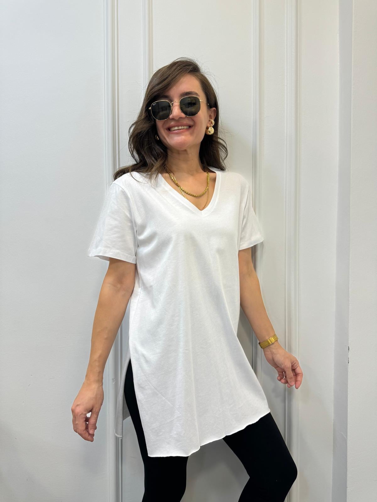 Beyaz V Yaka Yanları Yırtmaçlı Tshirt 1483