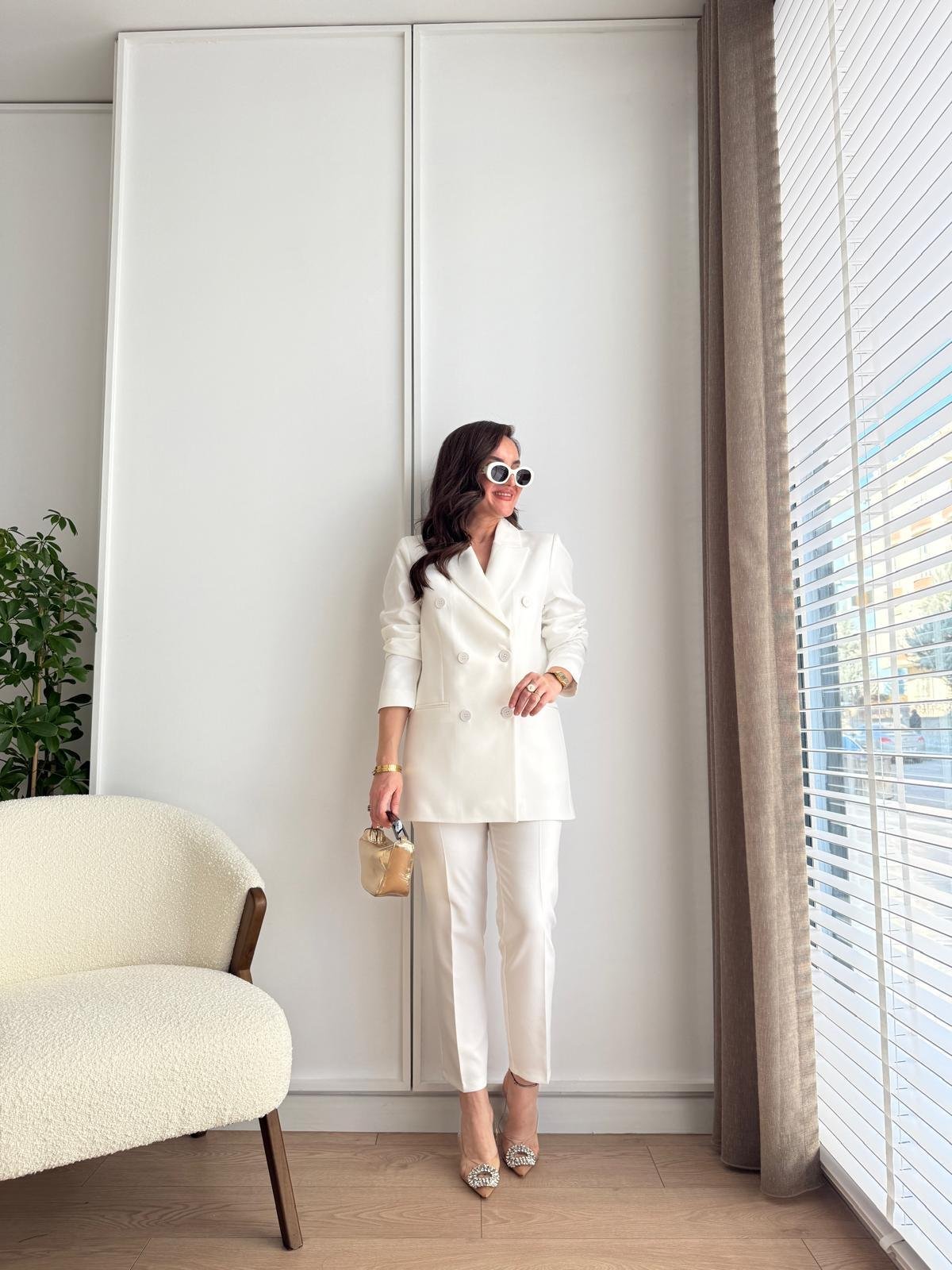 Beyaz Vatkalı Düğme Detaylı Astarlı Blazer Ceket Pantolon Takım 40370