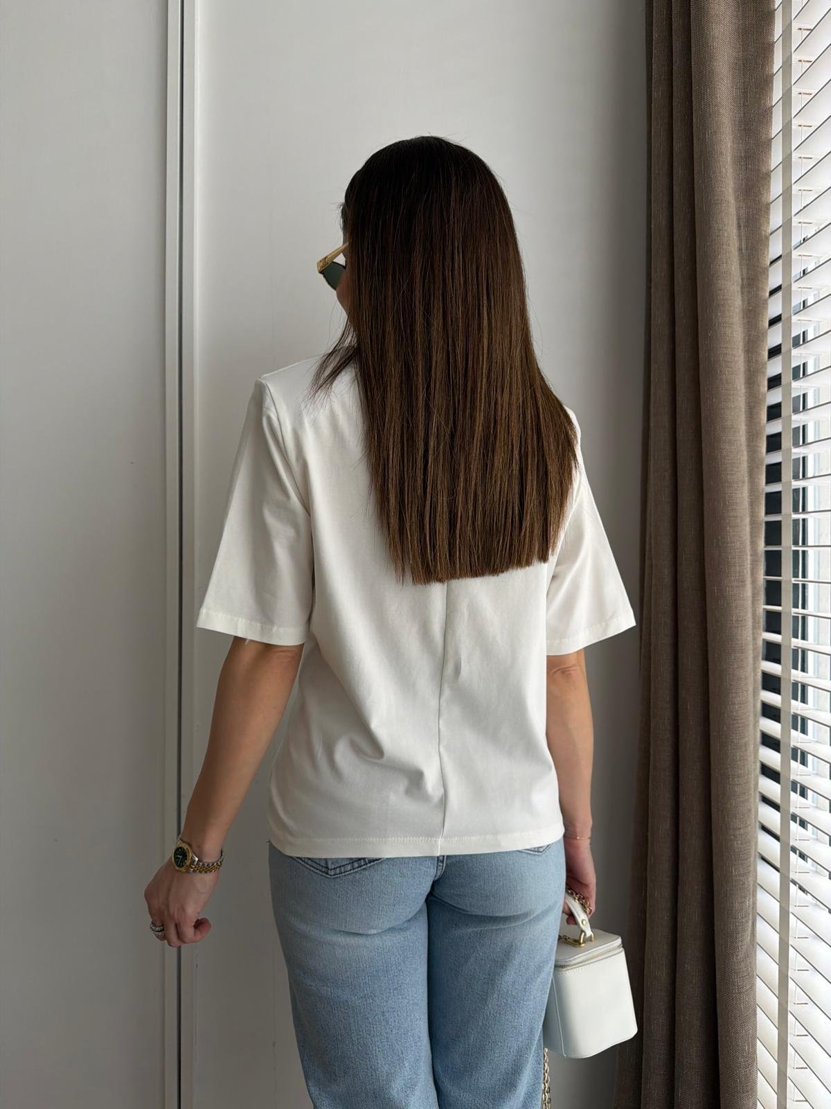 Beyaz Vatkalı Düğüm Detaylı Tshirt 1067