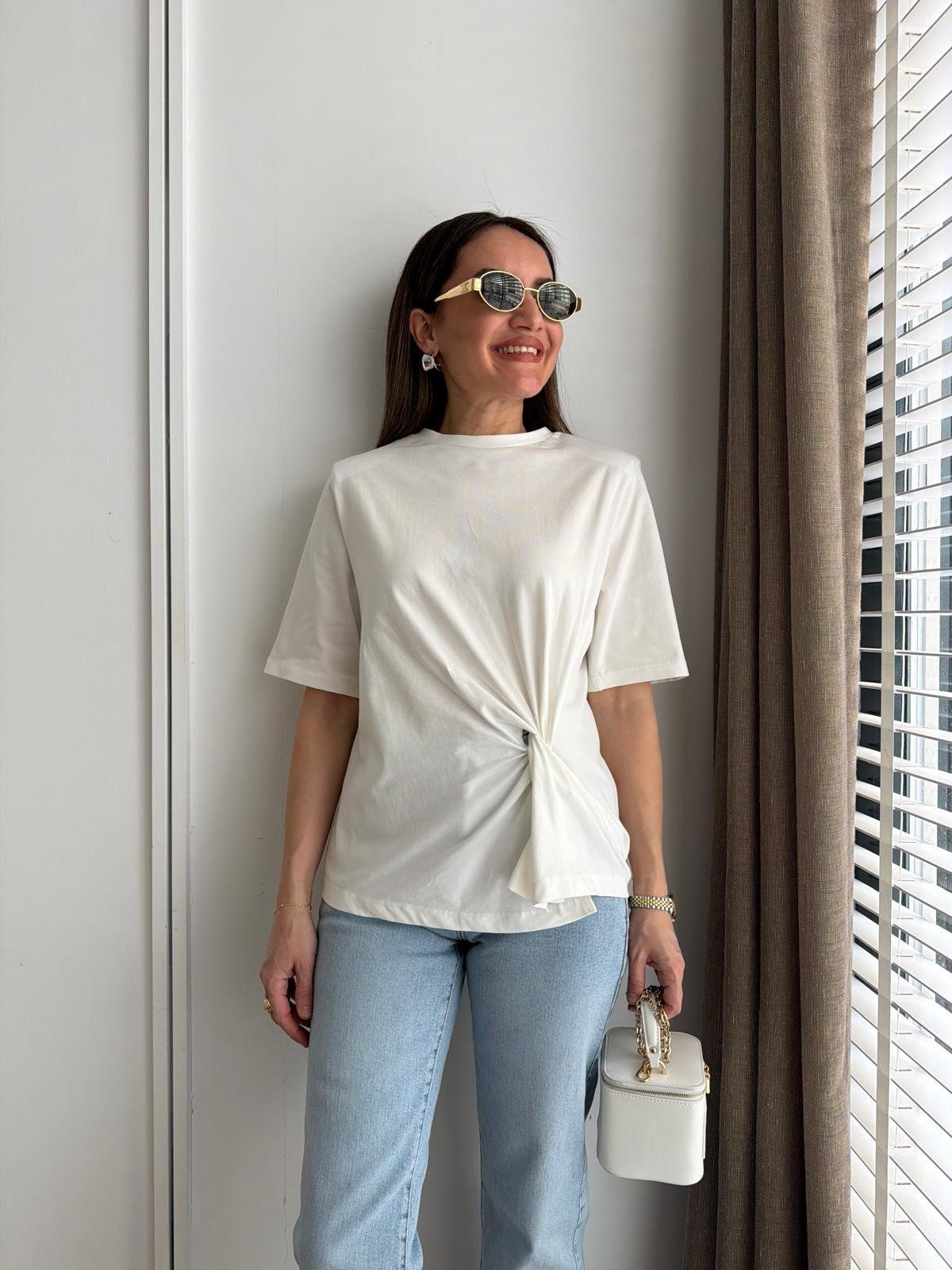 Beyaz Vatkalı Düğüm Detaylı Tshirt 1067