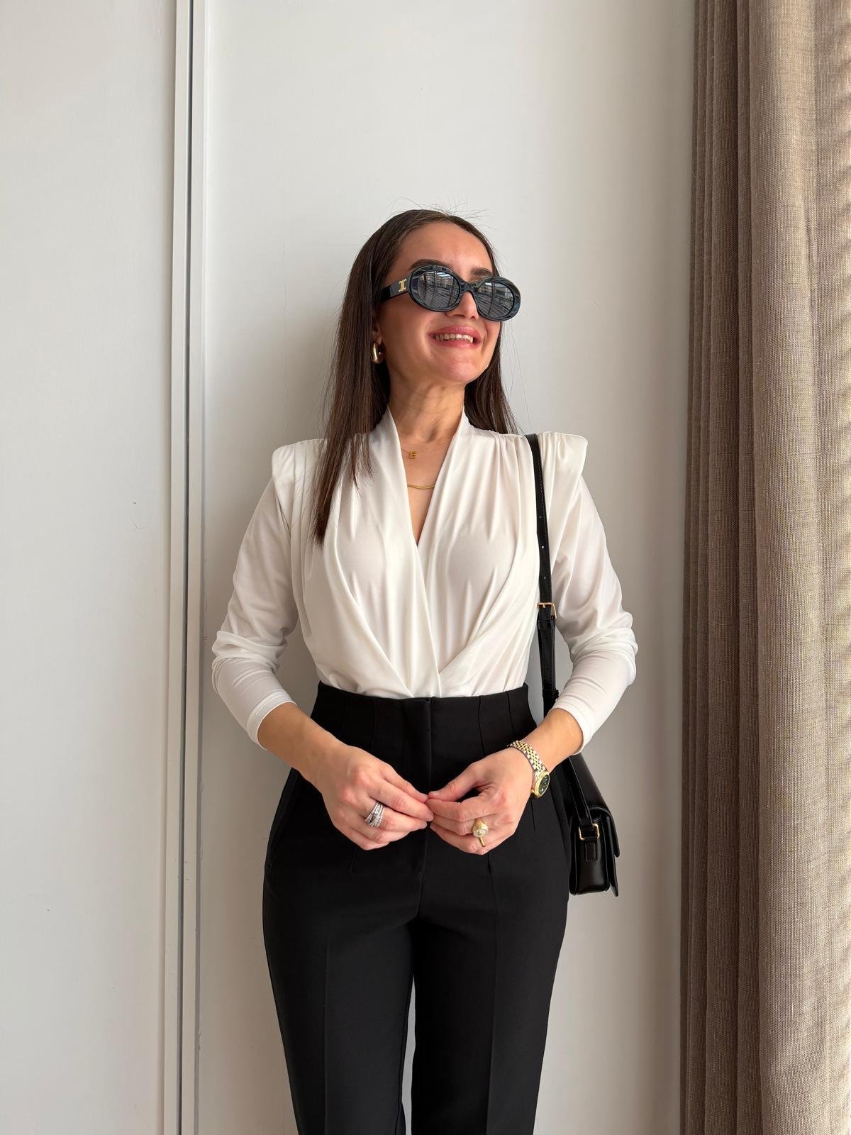 Beyaz Vatkalı Kruvaze Yaka Bodysuit 6001