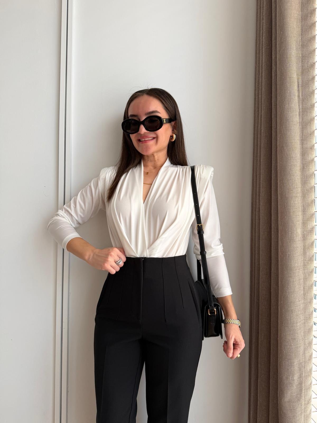 Beyaz Vatkalı Kruvaze Yaka Bodysuit 6001