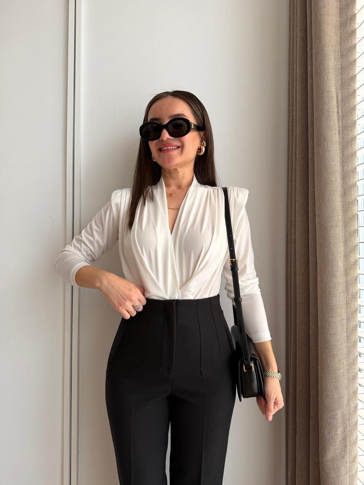 Beyaz Vatkalı Kruvaze Yaka Bodysuit 6001