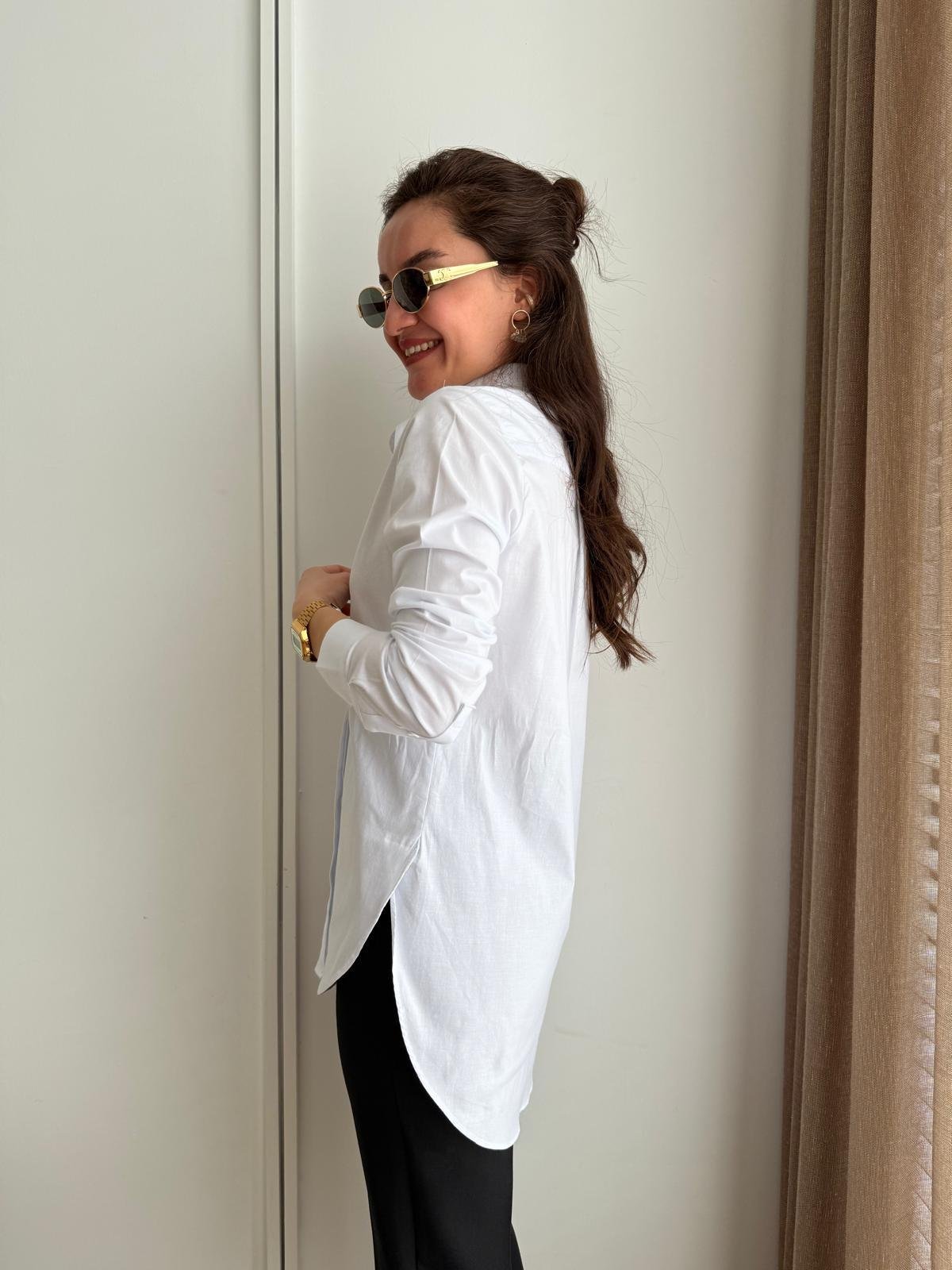 Beyaz Yandan Yırtmaçlı Likralı Gömlek 0006