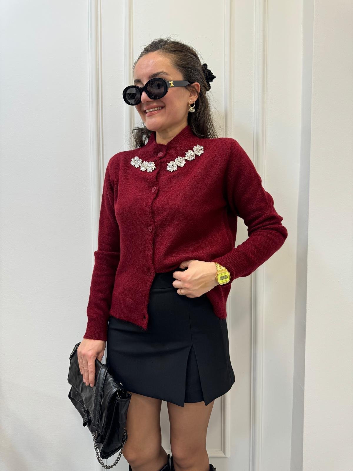 Bordo Düğmeli Yaka Taşlı Triko Hırka 24745