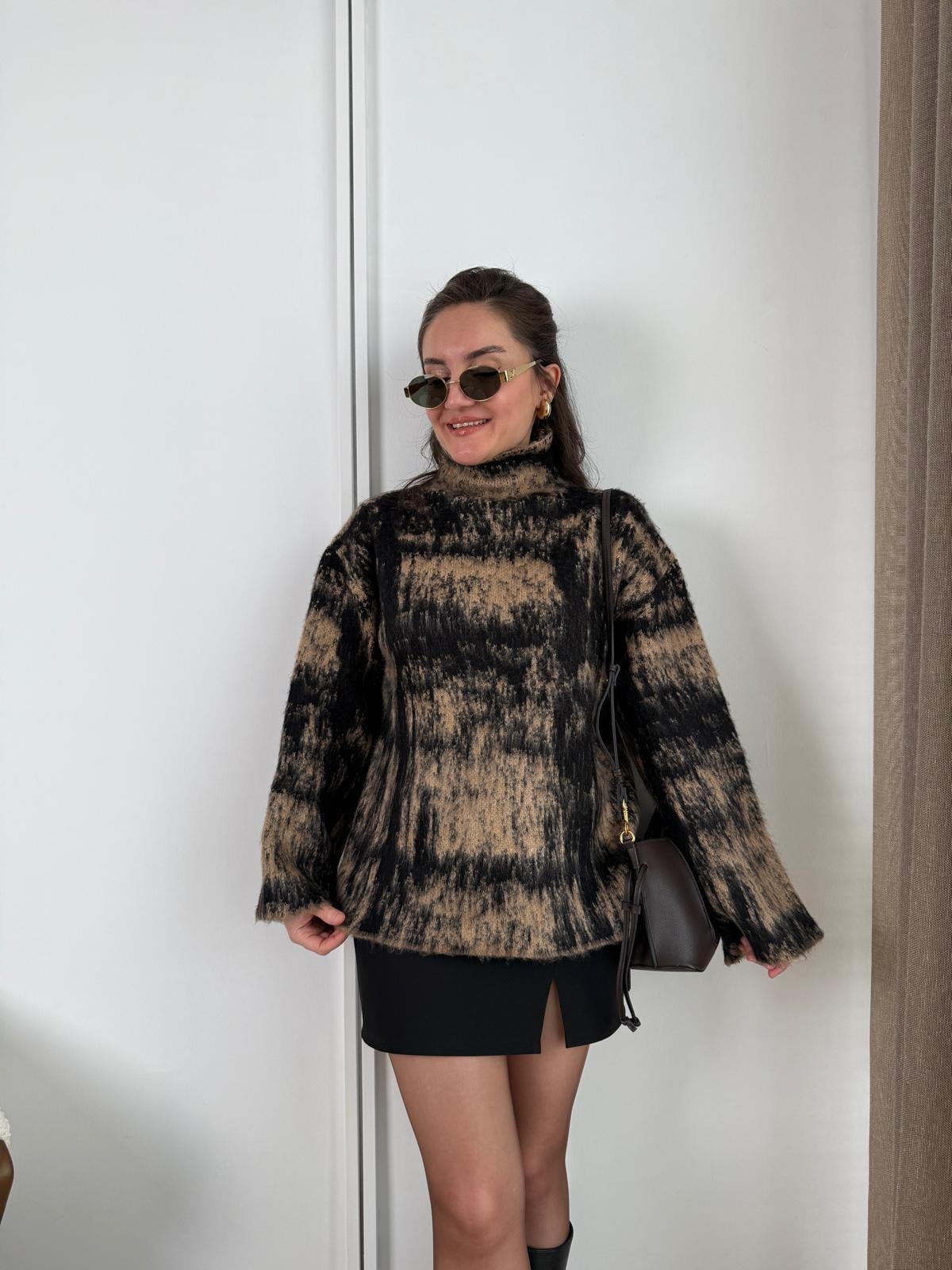 Camel Dik Yaka Desenli Yumoş Triko Kazak 4677