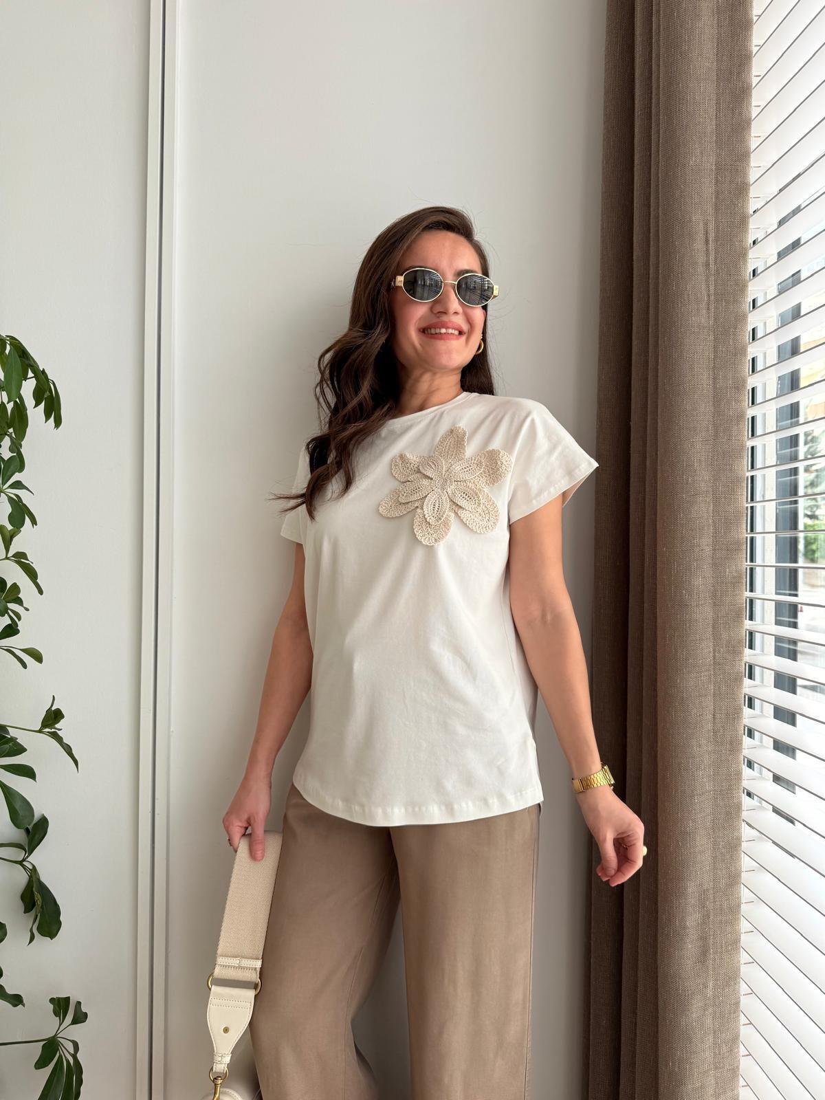 Ekru Çiçek Nakış İşlemeli Tshirt 25146