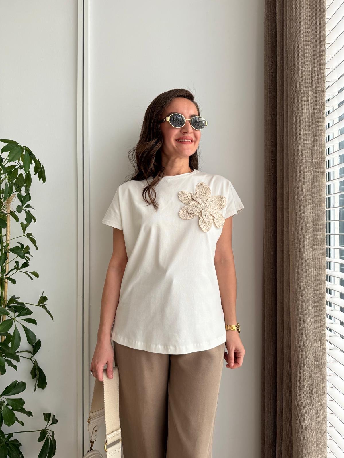Ekru Çiçek Nakış İşlemeli Tshirt 25146