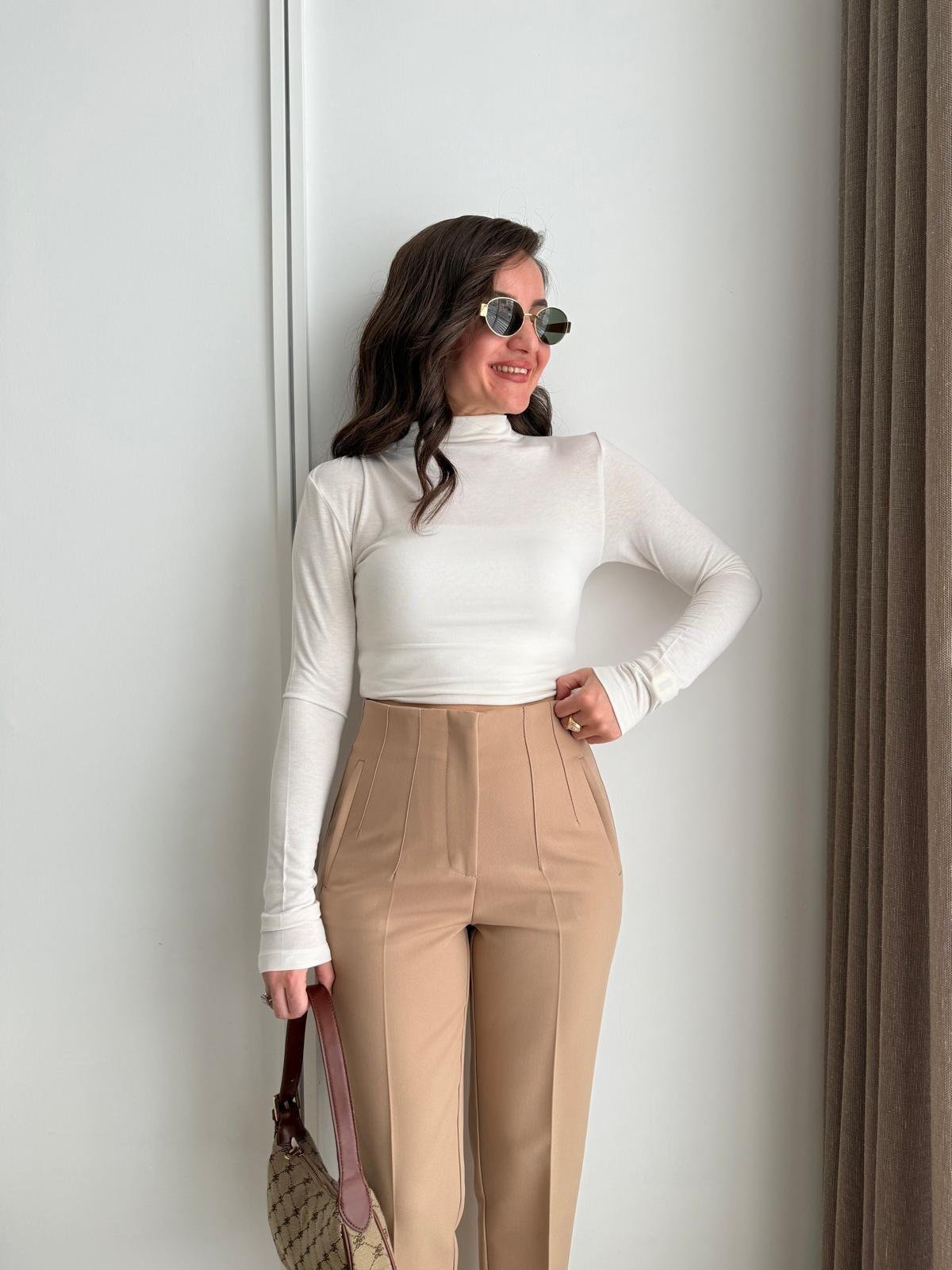 Ekru Dik Yaka Drape Detaylı Bluz 251004