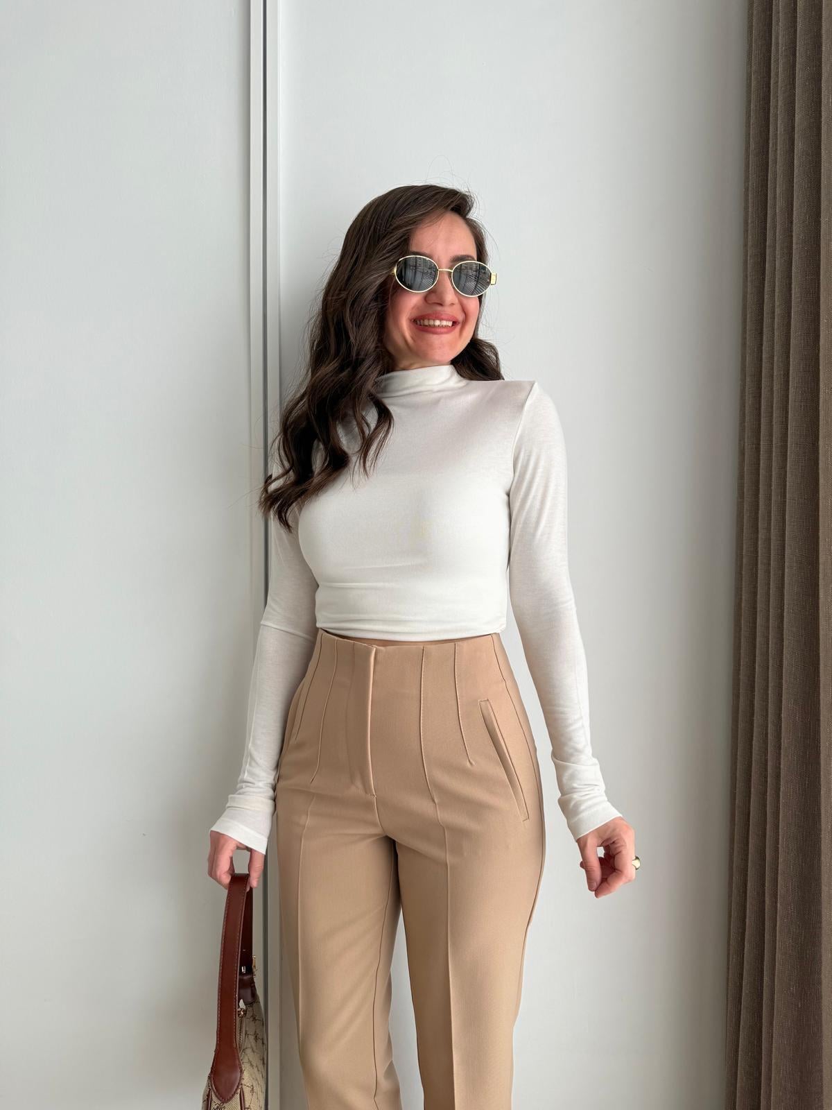 Ekru Dik Yaka Drape Detaylı Bluz 251004