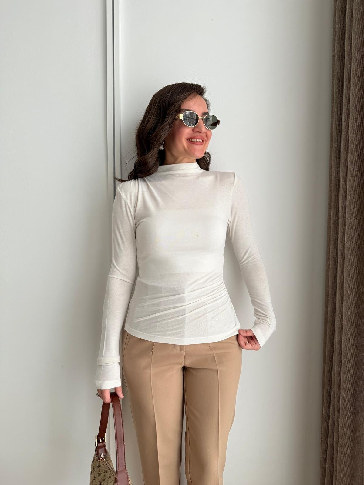 Ekru Dik Yaka Drape Detaylı Bluz 251004