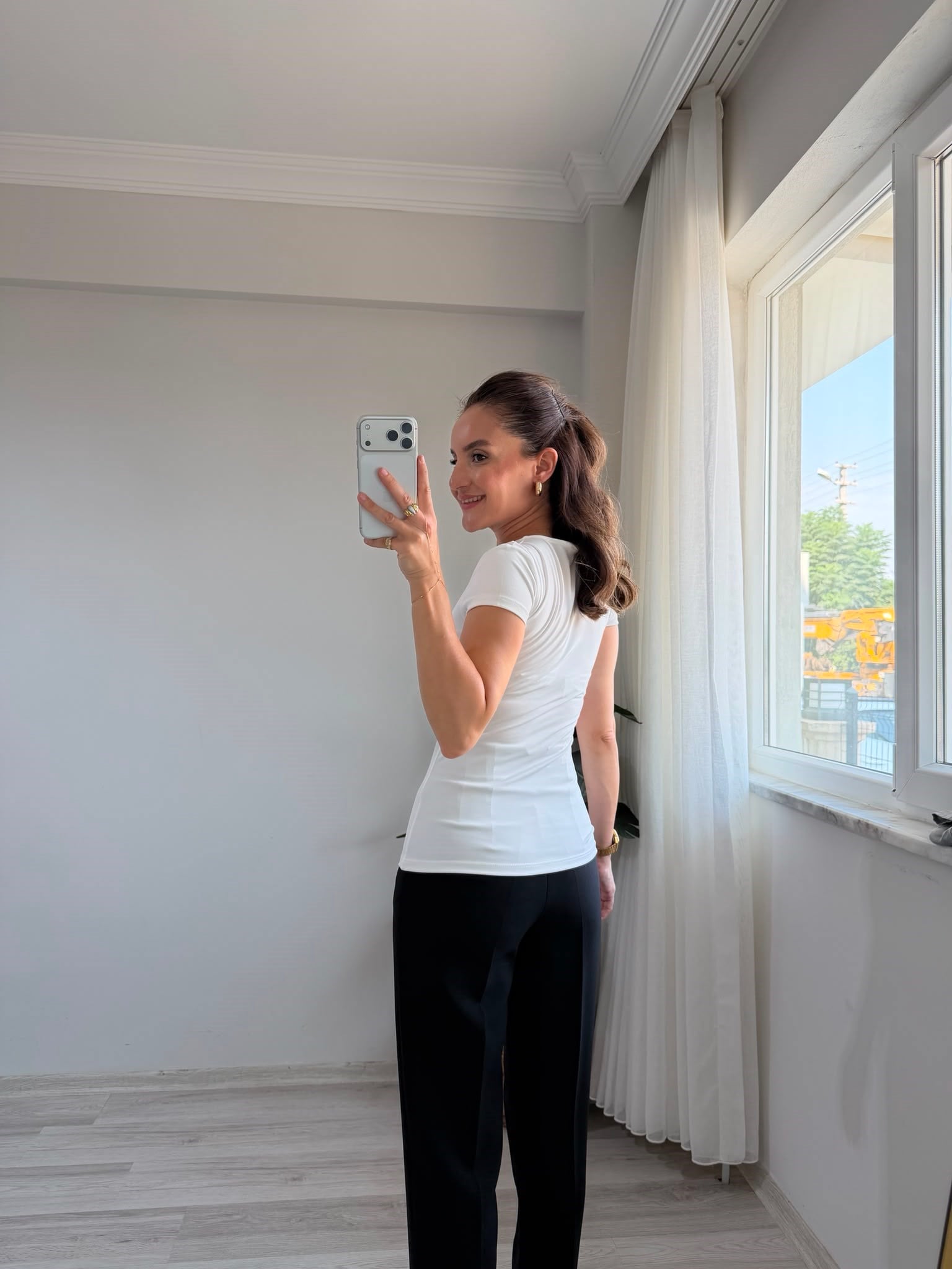 Ekru Düğme Detaylı Dekolteli Bluz 61071