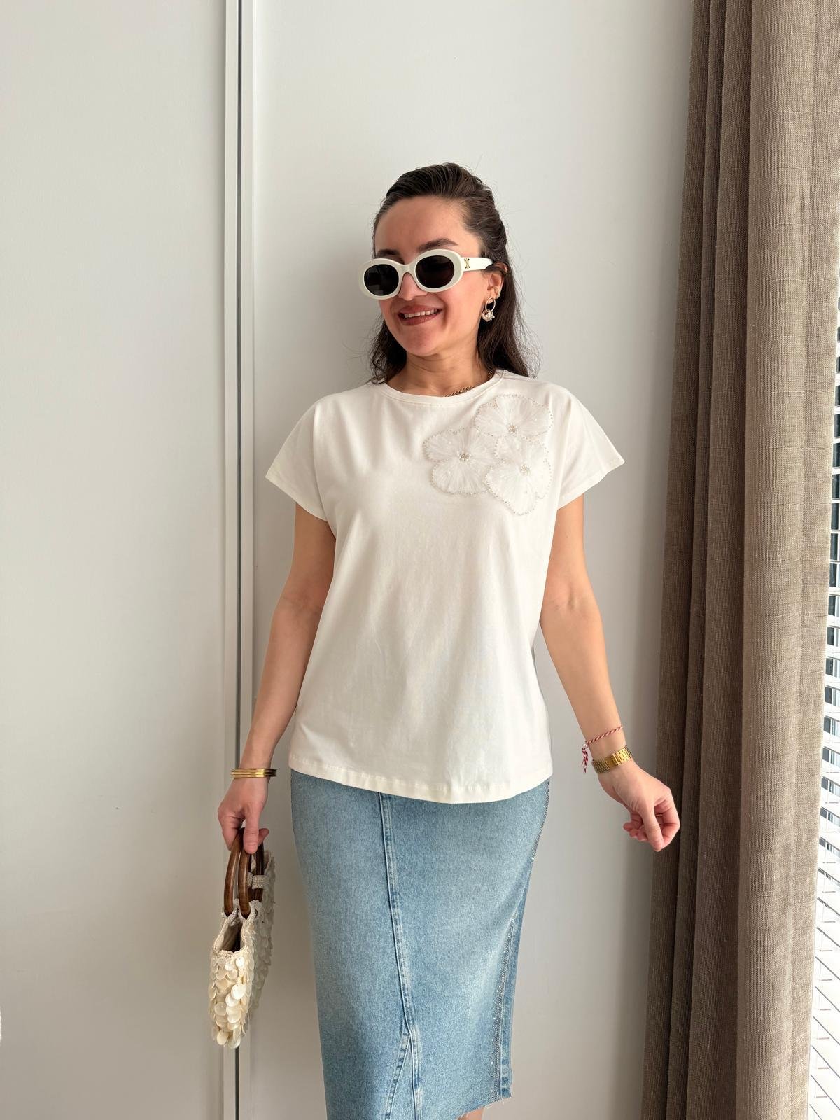Ekru Kabartma Gül Detaylı Tshirt 25024